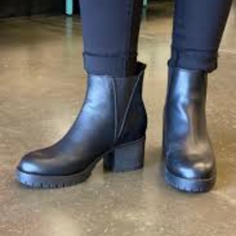 Mia Laren Chelsea black boot
